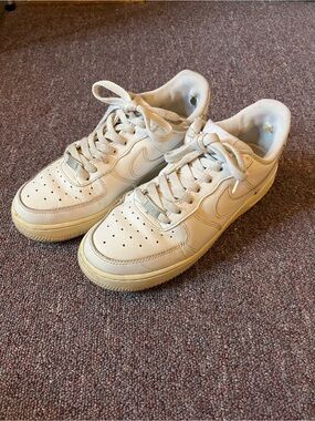Nike Low-Top Sneakers — Off-White/Cream